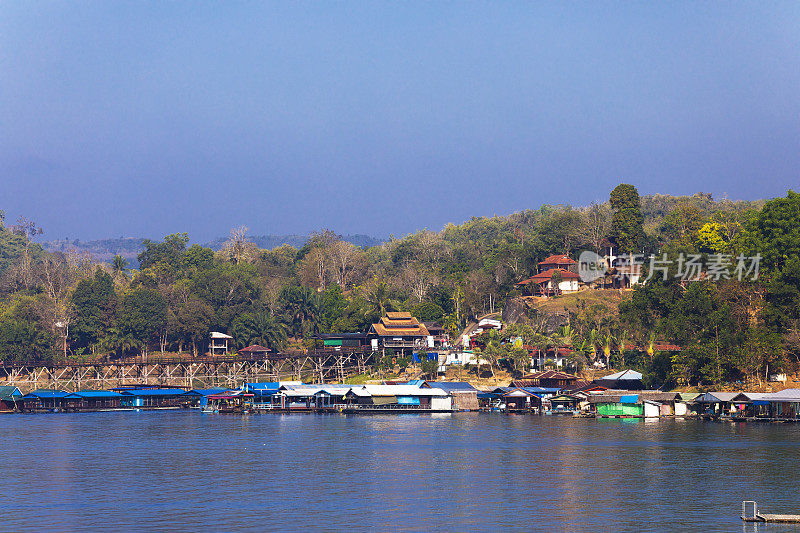 历史悠久的孟桥东侧在Sangkhla Buri湖和河